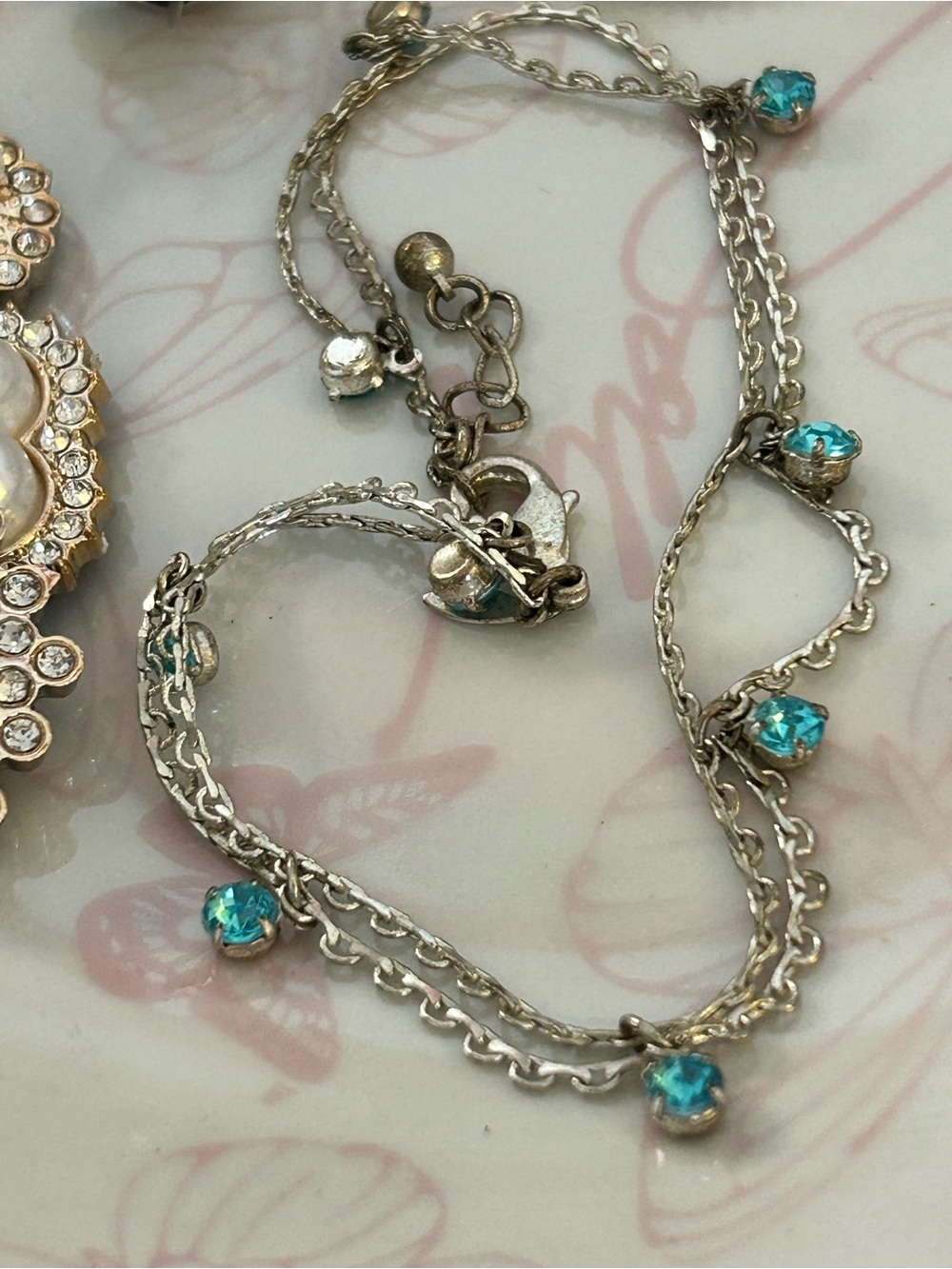 Avon Silver-Tone Anklet with Aq Blue Crystal Drops prong set 8.5-10” adjustable